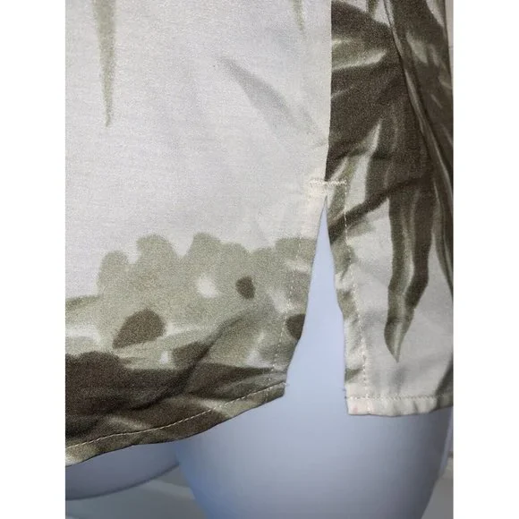 CHICO'S Sz 0 (SMALL) Palm Print Roll Tab Short Sleeve Safari Blouse Pockets VGUC - Picture 6 of 10